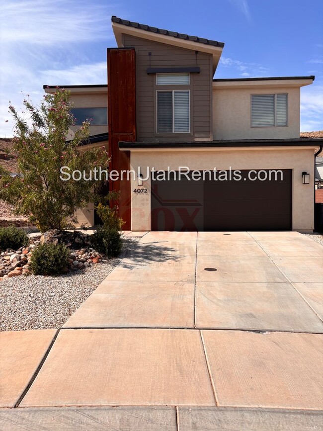 Primary Photo - Wonderful 4 bed / 2.5 bath in Desert Canyo...