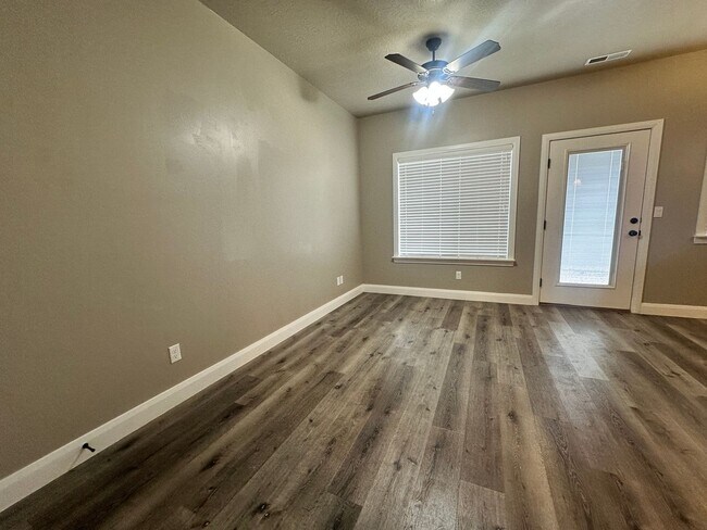 Building Photo - ** Move-in Discount** 3 Bedroom - 2.5 bathroom - in the heart of Cedar City!