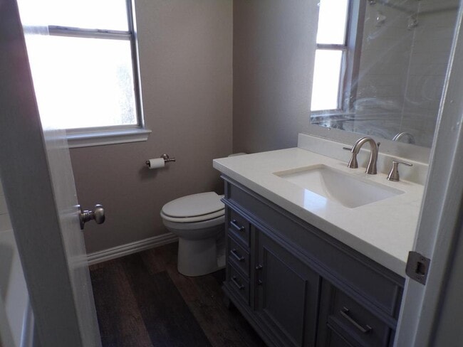 Building Photo - 5006 Parkwood Dr