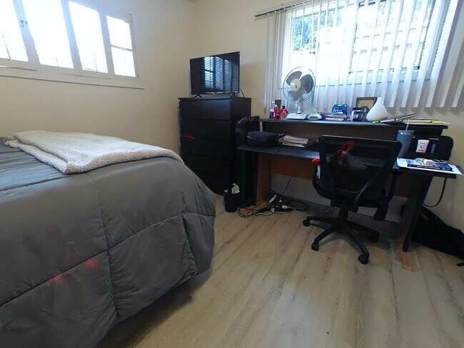 Building Photo - 5 bed 3 bath w/ POOL and Large rooms