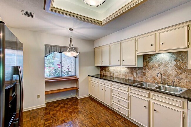 Building Photo - 11121 Pinehurst Dr