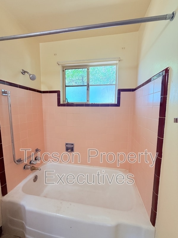 Building Photo - 2831 E Adams St