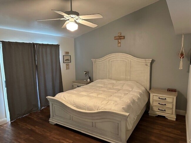Building Photo - North West Bakersfield Home