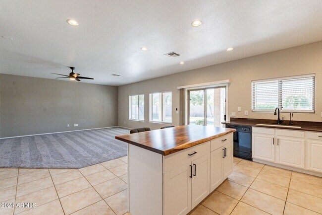 Building Photo - 1245 E San Carlos Way