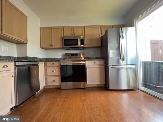 Building Photo - 4971 Clarendon Terrace