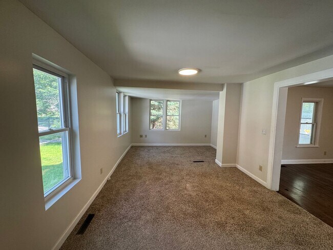 Building Photo - Gorgeous 3 Bedroom UPDATED Single Family Home