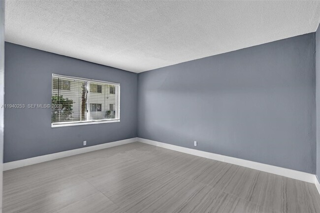 Building Photo - 101 SE 6th Ave