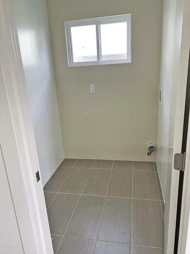 Laundry room - 1312 S Victoria Ave
