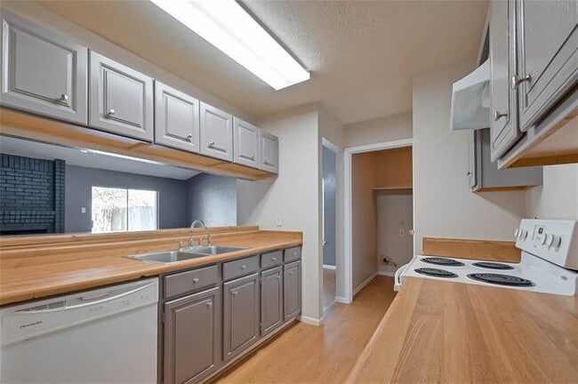 Building Photo - 2411 Country Pl Dr