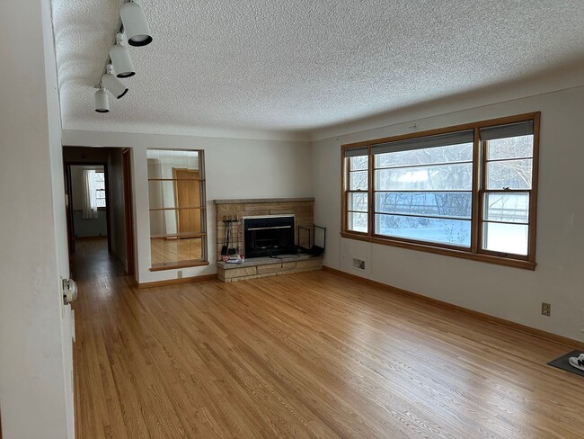 Building Photo - Welcome to this charming 3 bedroom, 3 bathroom home in the desirable Minnetonka. Avail. April 1st...