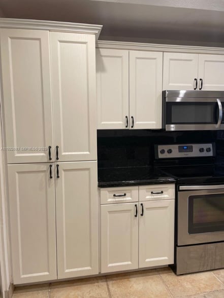 Building Photo - 3141 N Palm Aire Dr