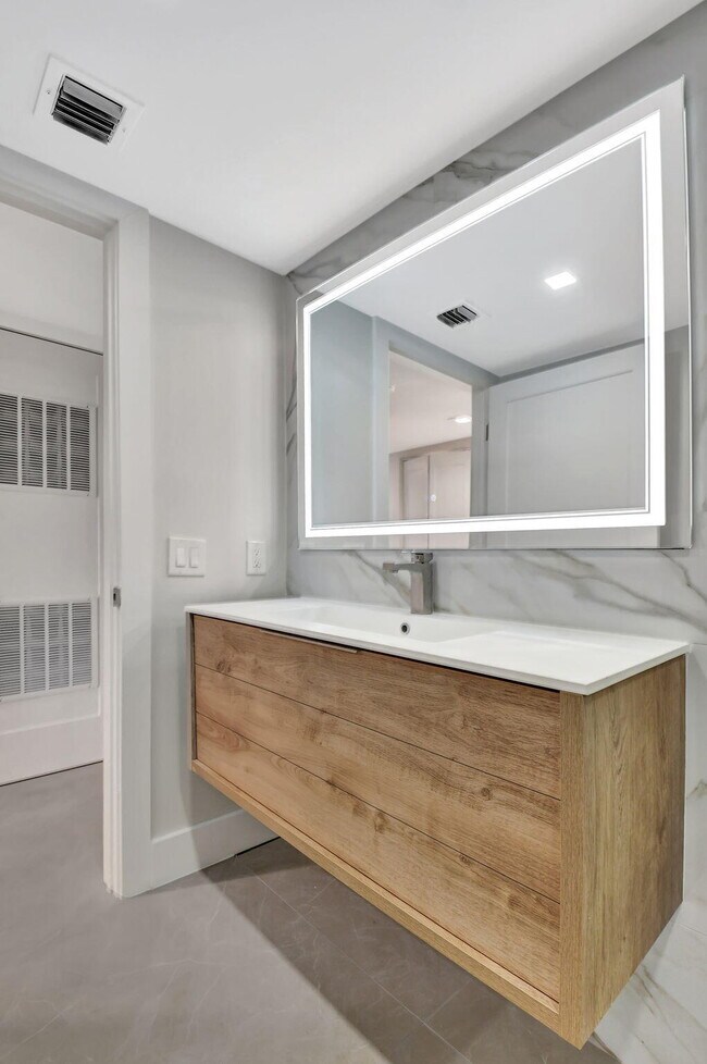 Building Photo - 14095 Royal Vista Dr