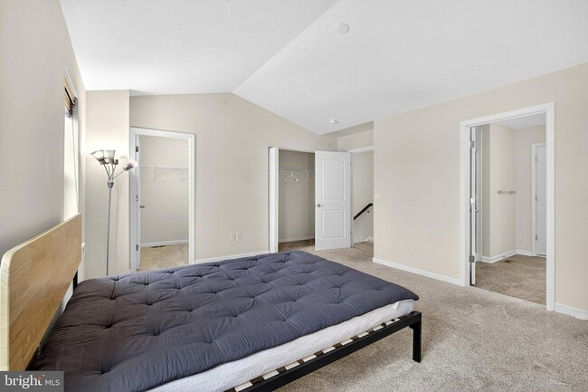 Building Photo - 48 Munro Rd