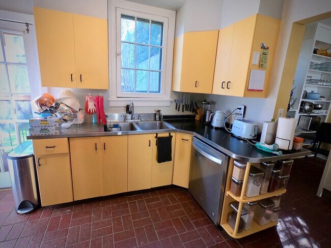 Building Photo - 9/1 Beautiful Hidden GEM. 2 Blocks from Wa...