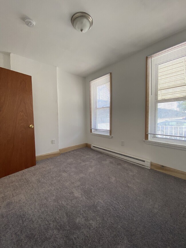 Building Photo - Renovated 1 bedroom Apartment for Rent
