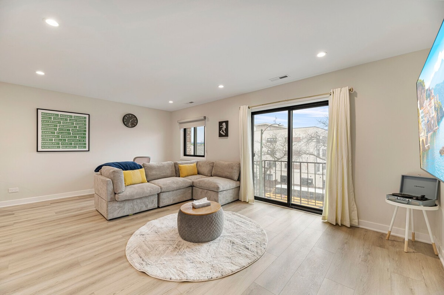 Building Photo - 7200 N Western Ave