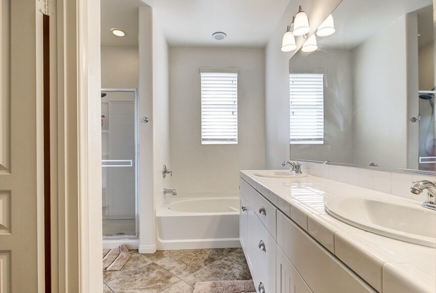 Dual vanity, shower, and tub! - 820 Harbor Cliff Way