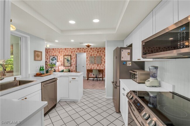 Building Photo - 288 Castaways St