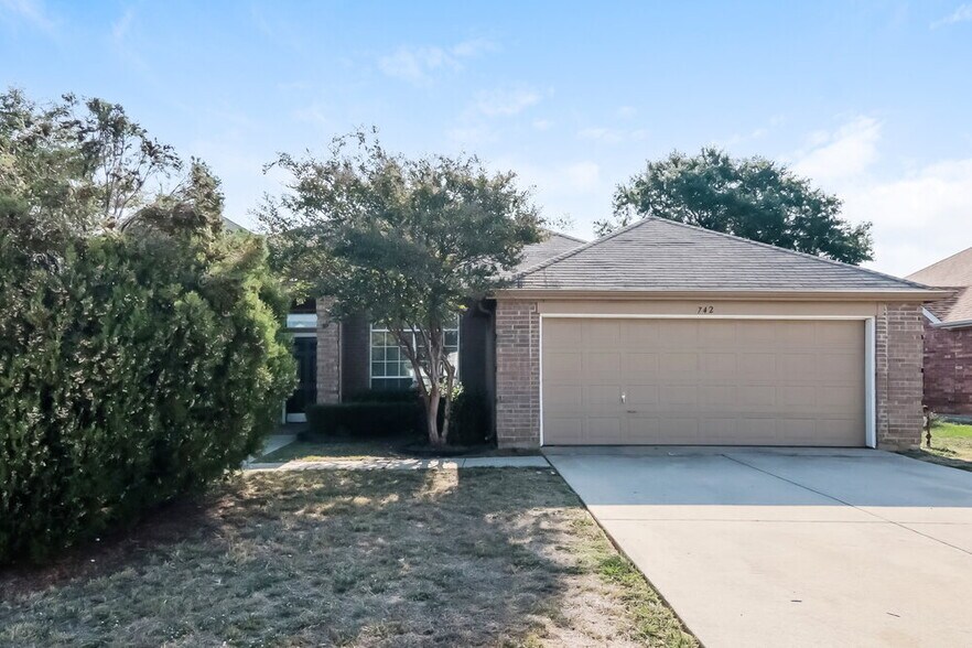 Primary Photo - 742 River Oak Way
