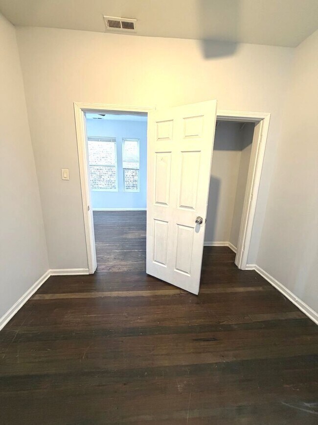 Building Photo - 7224 S St Lawrence Ave