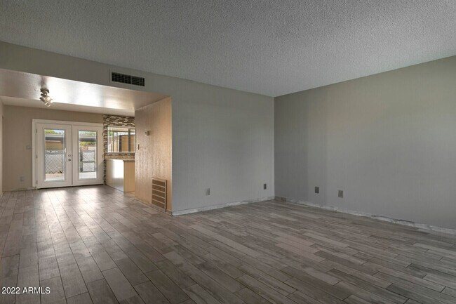 Building Photo - 3012 W Bethany Home Rd