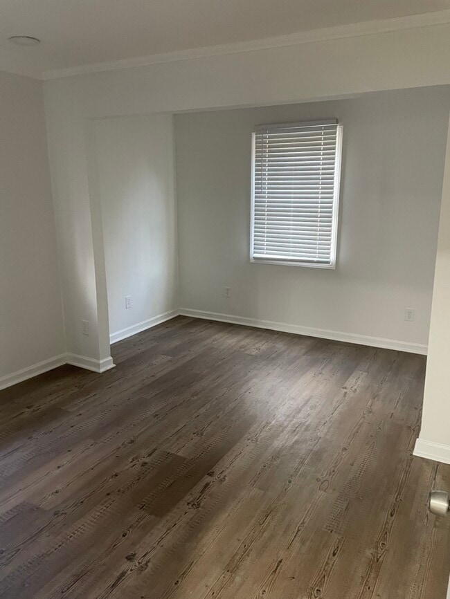 Building Photo - Newly Renovated!