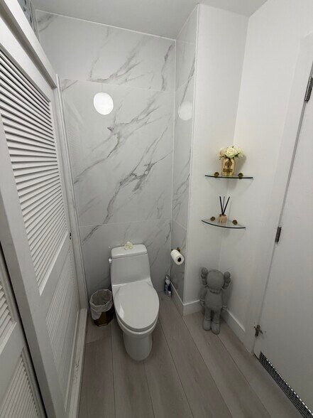 Building Photo - 2421 Lake Pancoast Dr