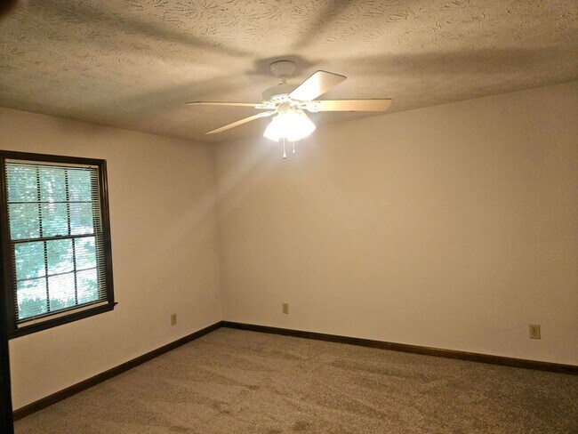 Building Photo - 520 Hardy Cir