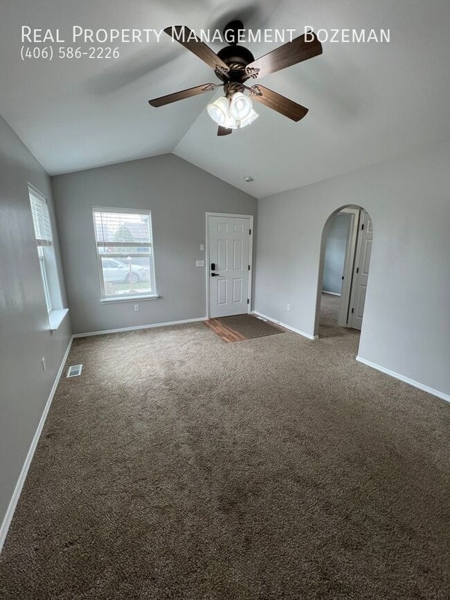 Building Photo - 452 Woodman Dr