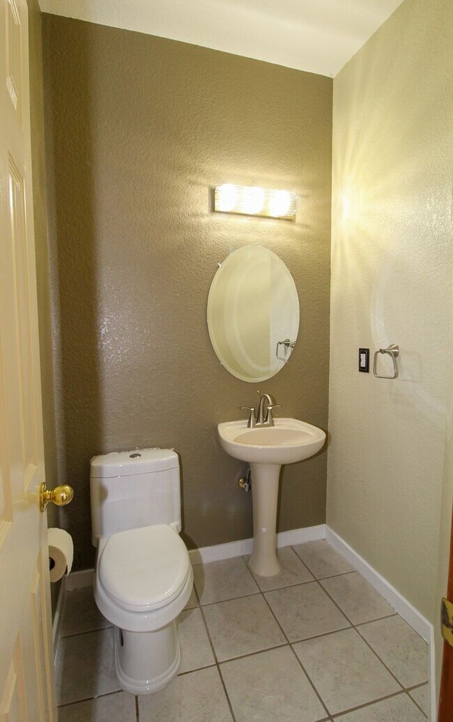 Building Photo - 2081 Paseo Del Prado Dr