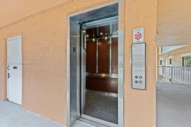 Building Photo - 6900 SW 39th St