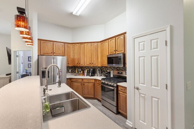 Building Photo - Gorgeous 3/2 Top Floor Condo w/ Private Vi...