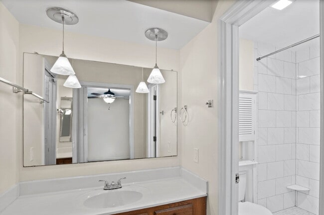 Building Photo - Spacious 4-Bedroom Home in a Prime Locatio...