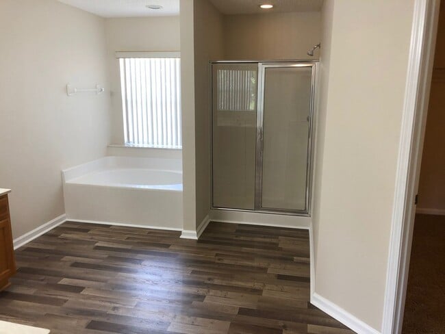 Building Photo - Large 5 Bedroom, 3 Bathroom Single Family Home