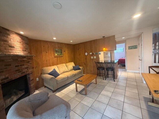 Building Photo - 6 Windsor Hill Way