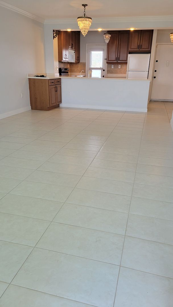 Building Photo - Annual UNfurnished top floor Bay front 2/2 condo with full views of Sarasota Bay