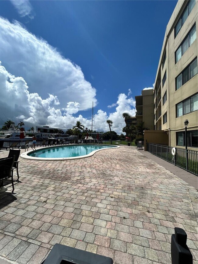 Building Photo - 301 Golden Isles Dr