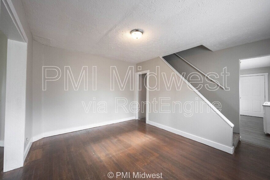 Building Photo - 2011 Applegate St