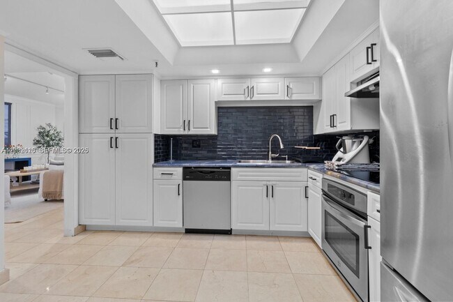 Building Photo - 520 Brickell Key Dr