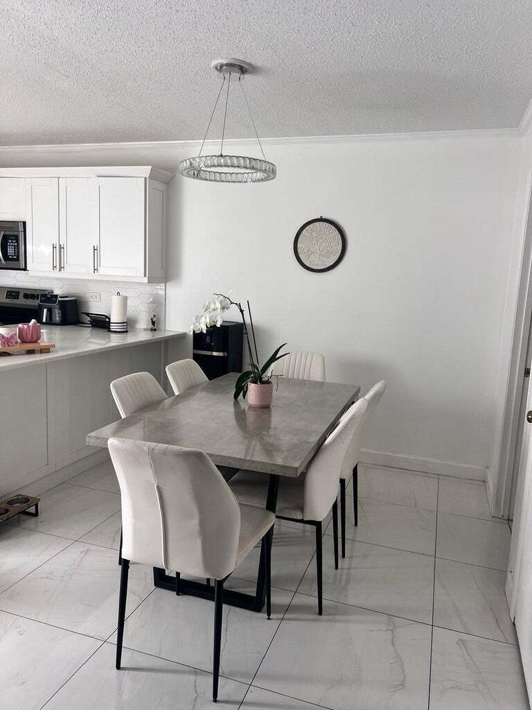 Building Photo - 1700 Embassy Dr