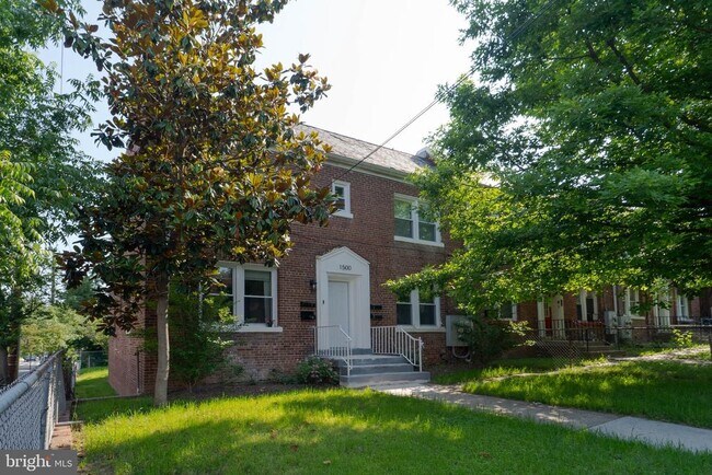 Building Photo - 1500 V St SE