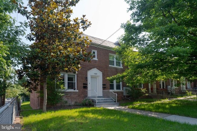 Primary Photo - 1500 V St SE