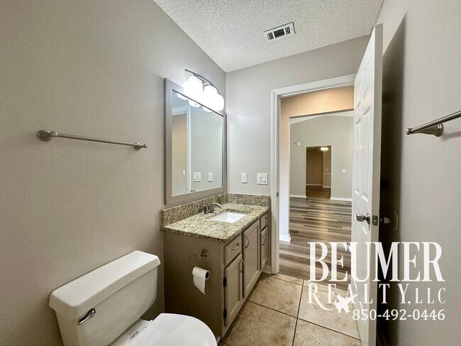 Building Photo - Home nestled in in W. Pensacola minutes fr...