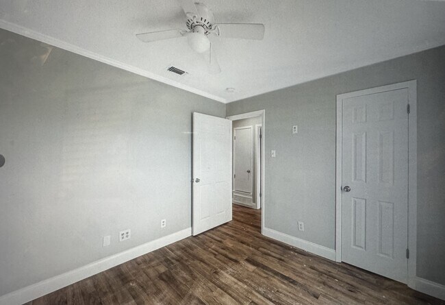 Building Photo - 928 Duty Ave
