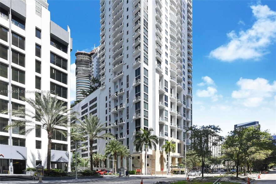 Building Photo - 1060 Brickell Ave