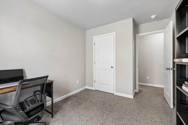 Building Photo - 1045 Enclave Ave