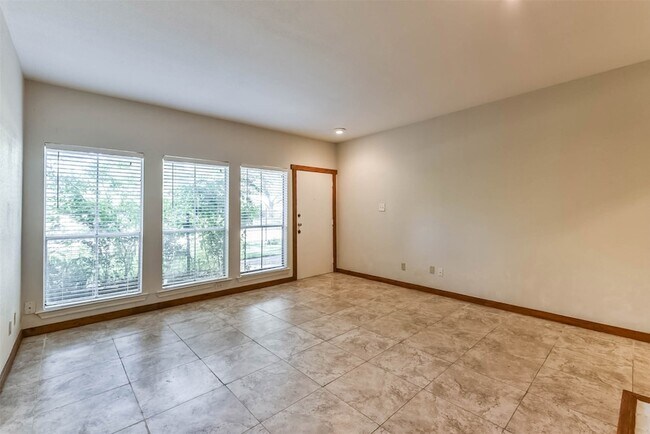 Building Photo - 2100 Tanglewilde St