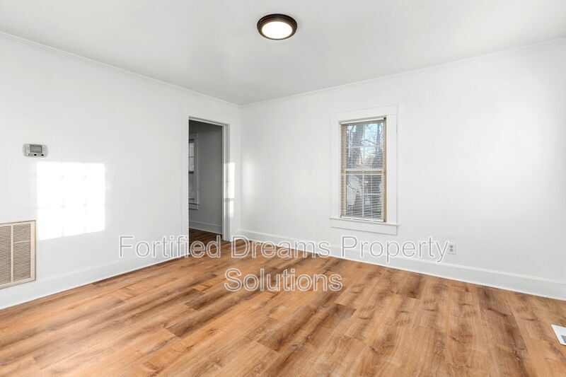 Building Photo - 218 Walker Ave