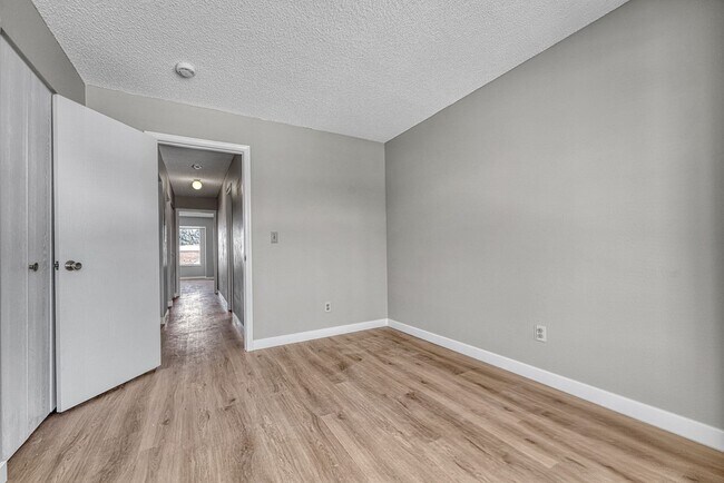 Building Photo - Updated 2 bed / 1 bath home in Lakewood!