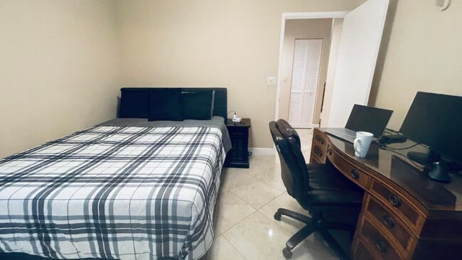 Building Photo - 6165 Sunny Pointe Cir